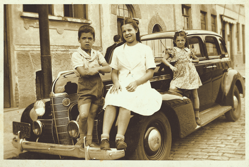 O caçula, aos 8 anos, ao lado das irmãs Maria Elza e Leonor, na rua Thiers, no Pari, bairro onde cresceram