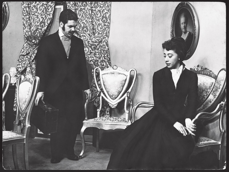 Com a amiga e atriz Fernanda Montenegro, no Grande Teatro Tupi, no Rio de Janeiro, encenando Madame Bovary, em 1956