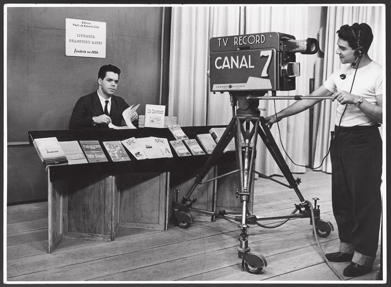 À frente do programa No Mundo dos Livros, em 1957, na TV Record