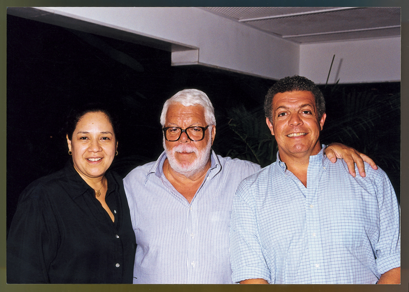 Entre Bety, a atual mulher, e Manoel Carlos Jr., o primogênito, em 2005