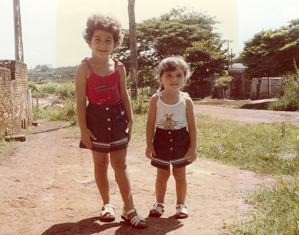 Em Ribeirão Preto, na calçada de casa (ainda de terra), em 1984