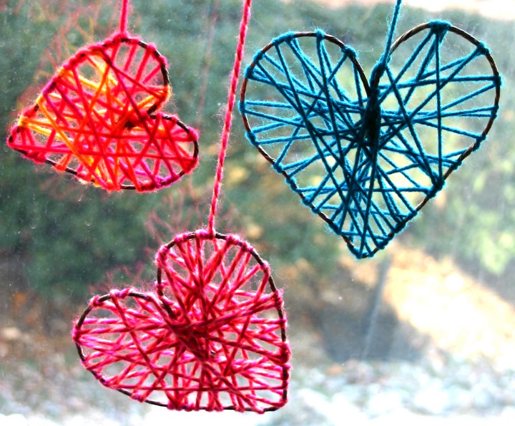 Corações feitos com arame e linha de crochê para enfeitar as janelas. No link tutorial corações de arame você aprende a fazer. É bem facinho