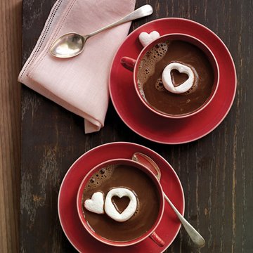 Se estiver friozinho, um edredom e duas xícaras de chocolate quente resolvem. Não sabe como faz? Clica no link receita de chocolate quente