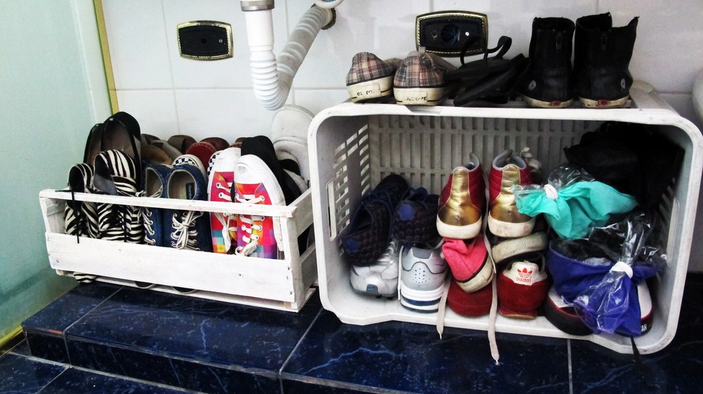 Outra função que o engradado tem na minha casa (que quase não tem armários) é esta: guardar os sapatos que antes estavam espalhados em baixo do balcão do banheiro