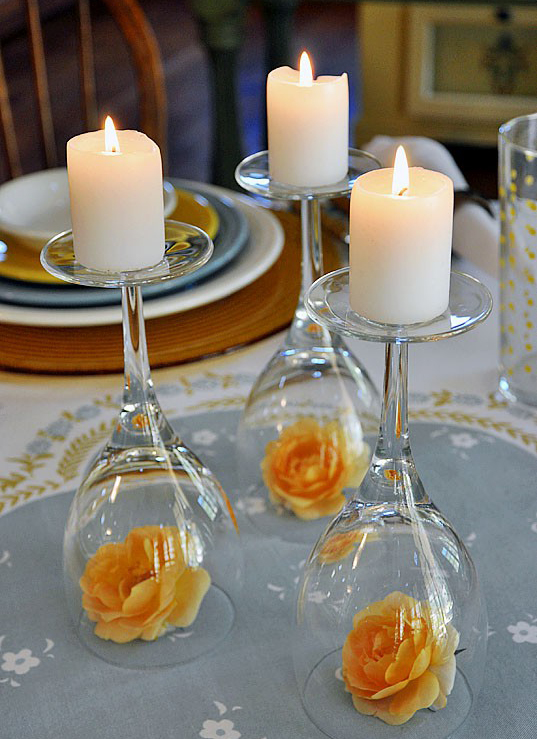 Taças - Se você quiser preparar um jantarzinho à luz de velas e ainda não tiver garrafas vazias, pode usar taças como castiçal. Coloque-as de ponta-cabeça sobre a mesa e use velas mais grossas