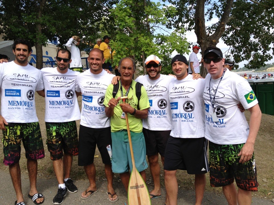 Equipe SAMU  com Napy Napoleon (de verde), lenda vida das canoas