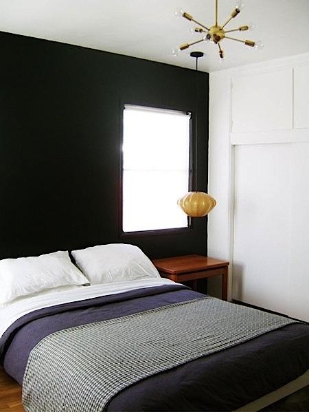 Sem grana pra cabeceira da cama? Que tal pintar a parede de apoio com uma cor bem escura?