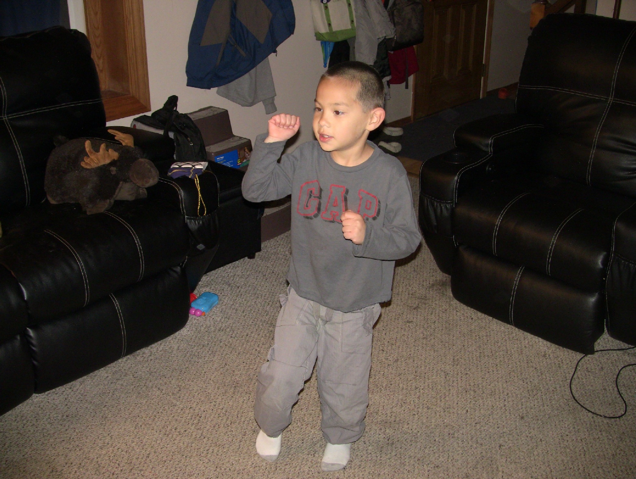 O pequeno Kyle joga com o auxílio da tecnologia do Kinect