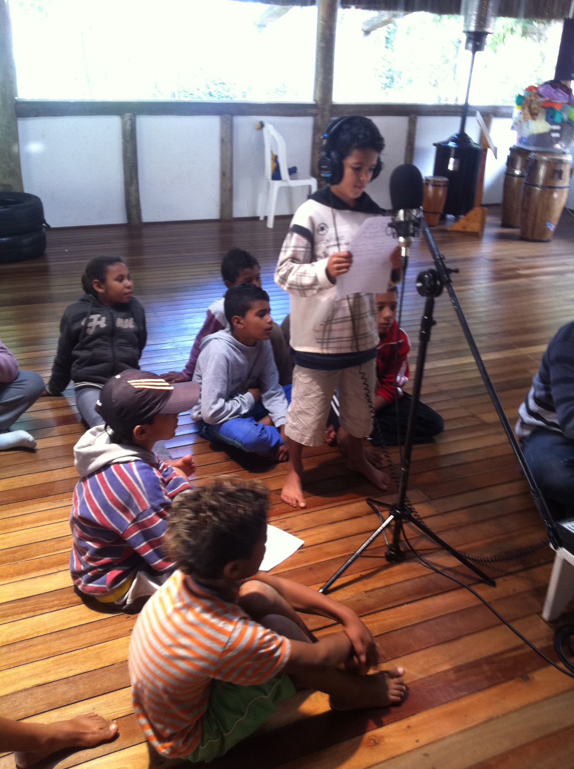 atividade com crianças da ONG Girassol