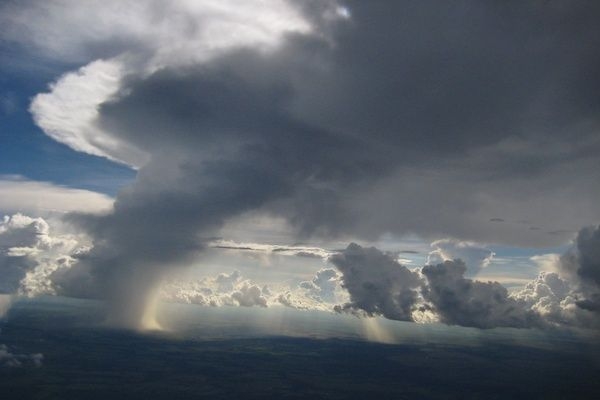 Nuvem irriga campos no Mato Grosso