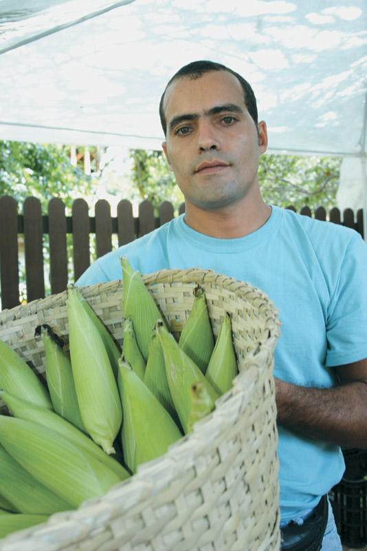 Robson, não só entrega, como planta, colhe e ainda tem receitas exclusivas para os alimentos que vende. Sem falar na sua semelhança com um modelo bonitão. “Eu pareço o Paulo Zulu, só que tenho a metade do tamanho dele.”