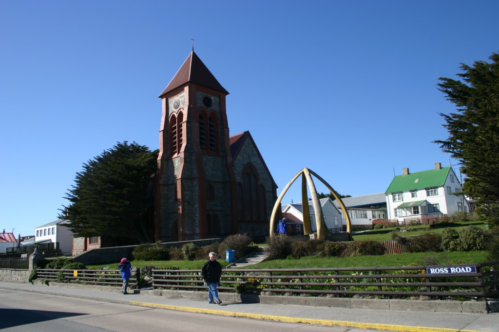 A única igreja, adornada com enormes ossos de baleia
