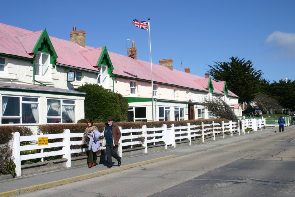 Kelpers (habitantes das Malvinas/Falkland) na avenida principal