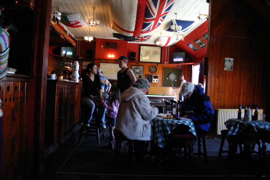 Frequentadores do Global Tavern, único pub das Malvinas