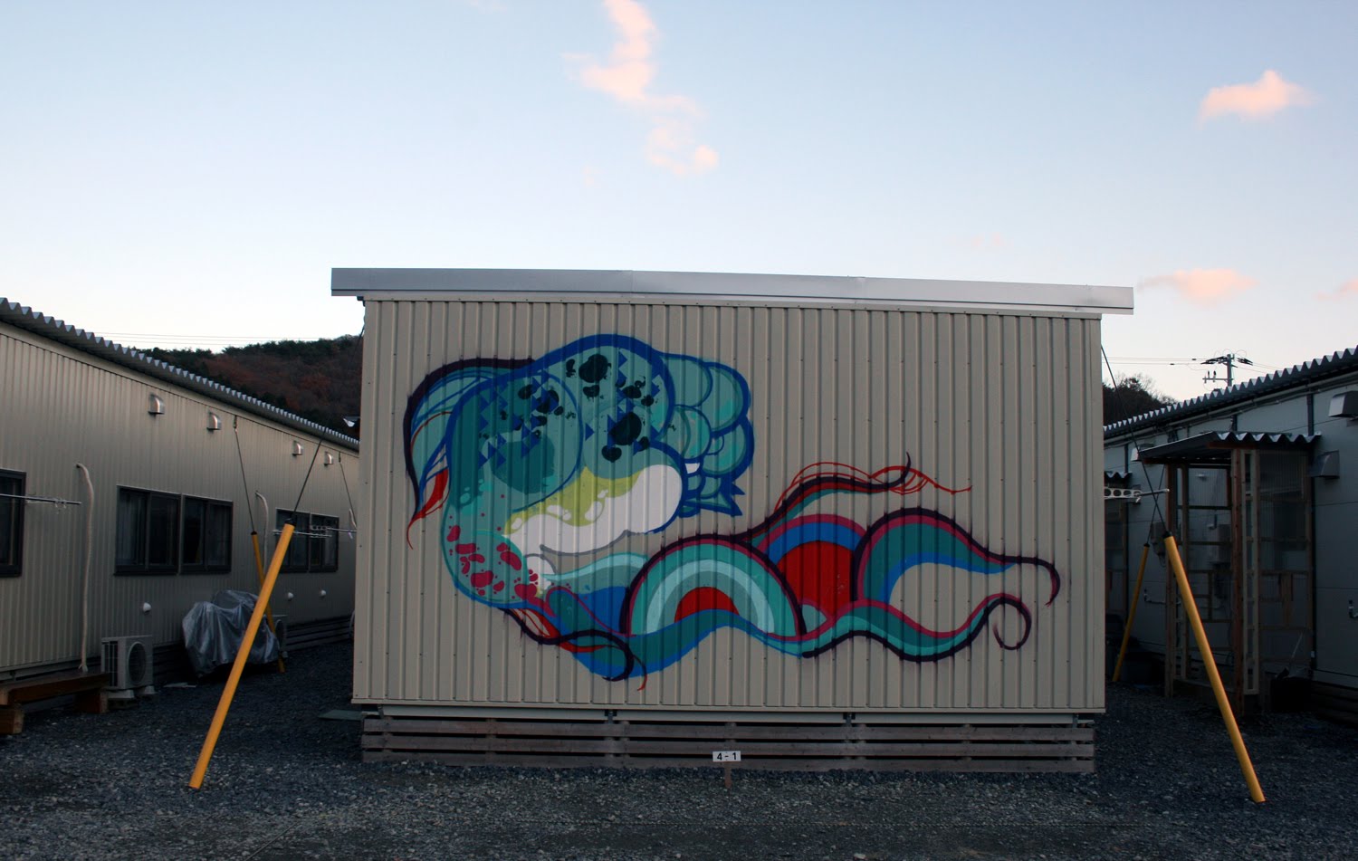 O trabalho de Titi Freak nas moradias provisórias após o terremoo que atingiu o Japão em março de 2011