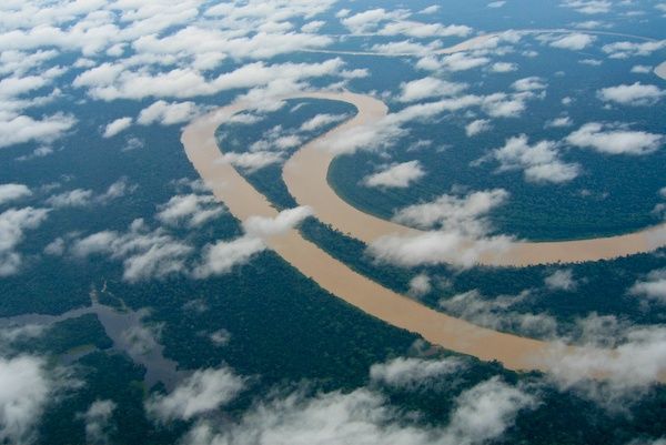 Nuvens que surgiram como resultado da evapotranspiração da floresta amazônica, em torno do Rio Juruá, AM