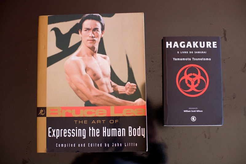 3) Um livro: Expressing the human body, de Bruce Lee, e outros livros na linha ensinamentos samurai