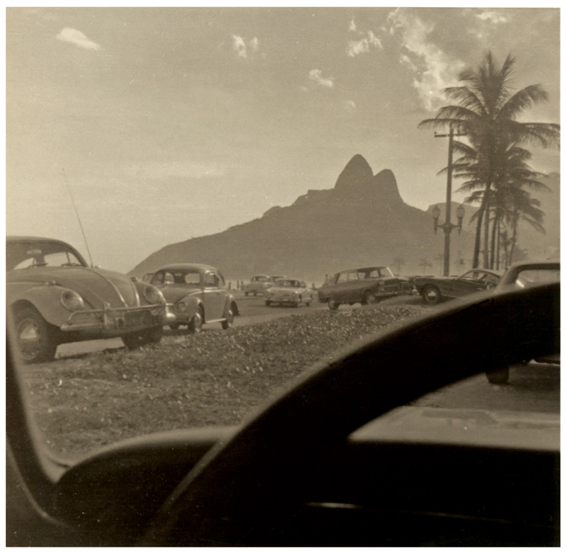 O morro Dois Irmãos visto do carro de seu Alberto, estacionado na praia de Ipanema, no fim dos anos 60