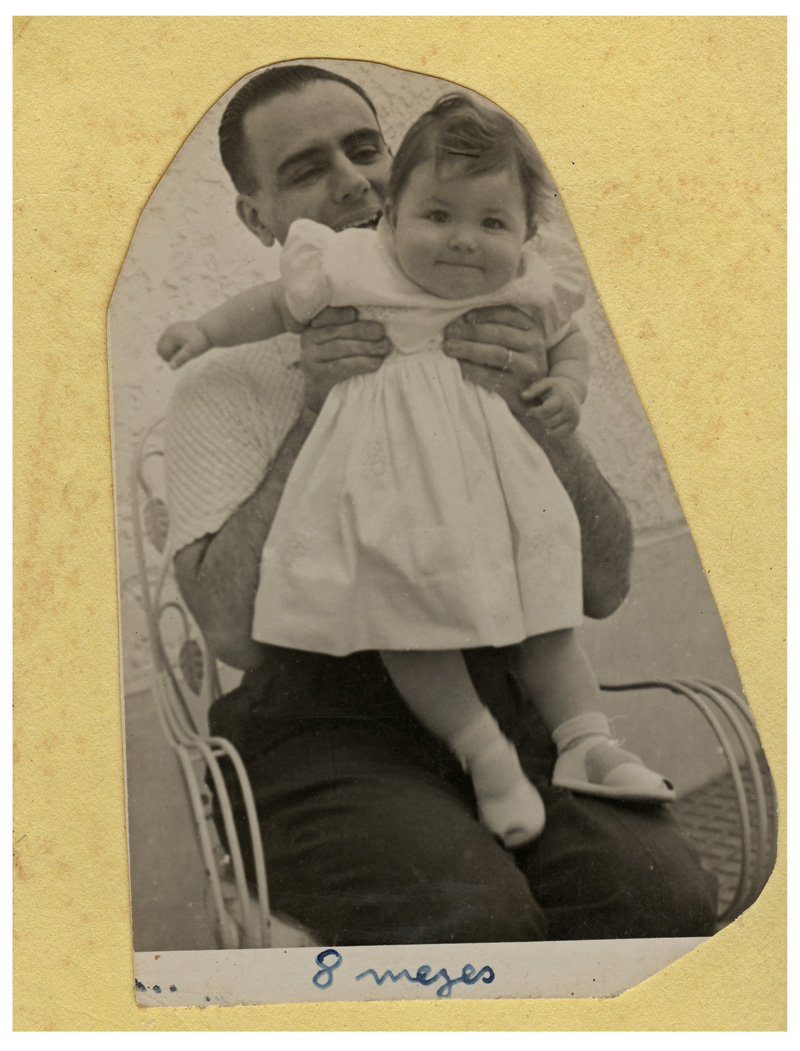 A autora deste texto, Ana Maria, com 8 meses no colo do pai