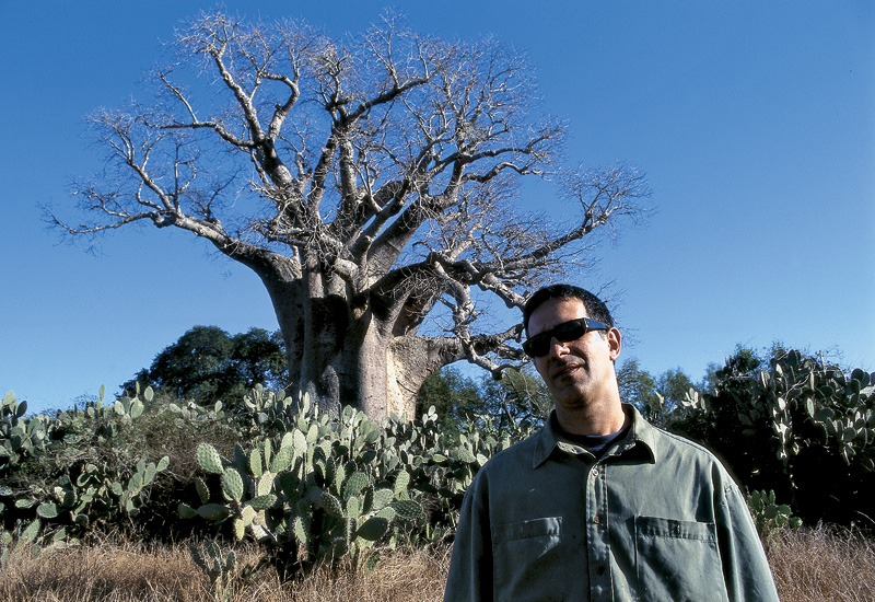 Ao lado de árvore de 1.500 anos; Madagascar, 1999