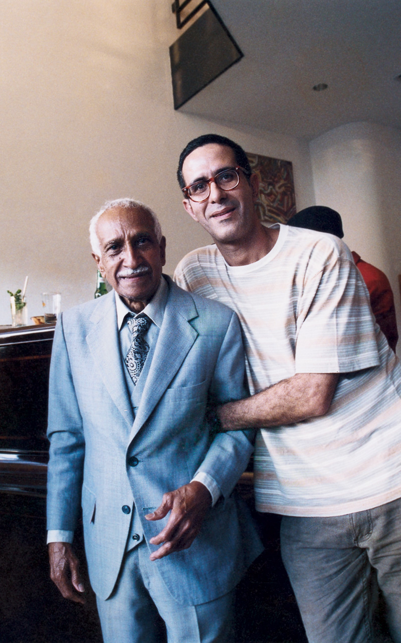 Arthur ao lado do pianista cubano Ruben Gonzalez, 1999