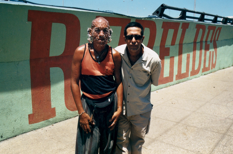 Ao lado da pessoa com mais piercings no rosto; Havana, Cuba, 1999