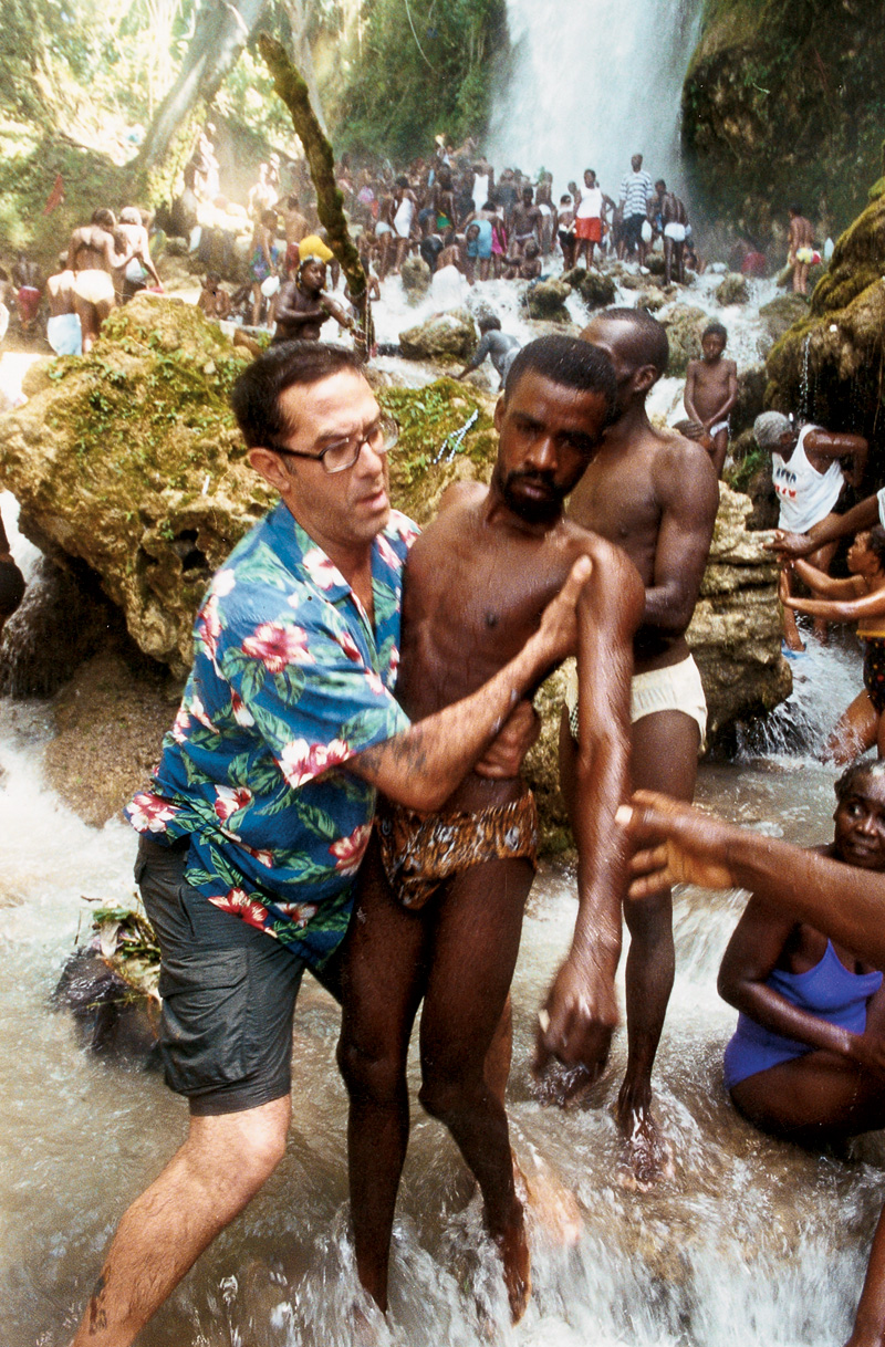 Carregando um zumbi; Haiti, 2003