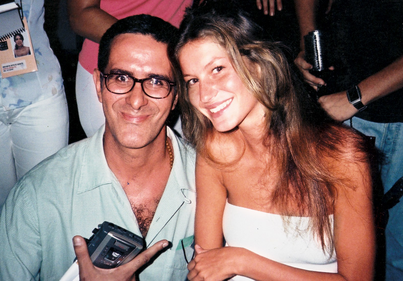 Pegou? Arthur ao lado de Gisele Bundchen; São Paulo Fashion Week, 1995