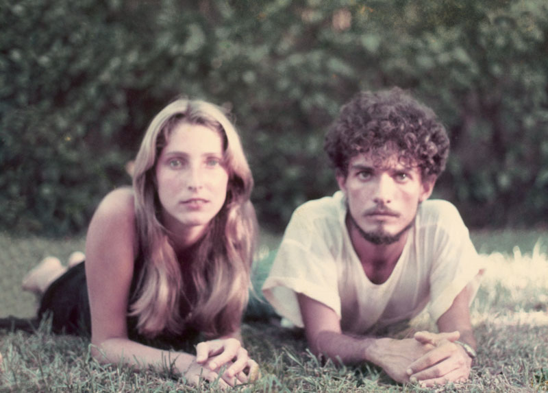 Ao lado de João Falcão, durante uma sessão de fotos para a peça Cara Metade, em 1984