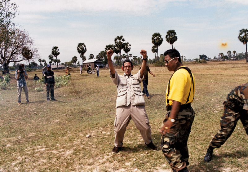 Após lançar um míssel num campo de tiro clandestino; Camboja, 1999