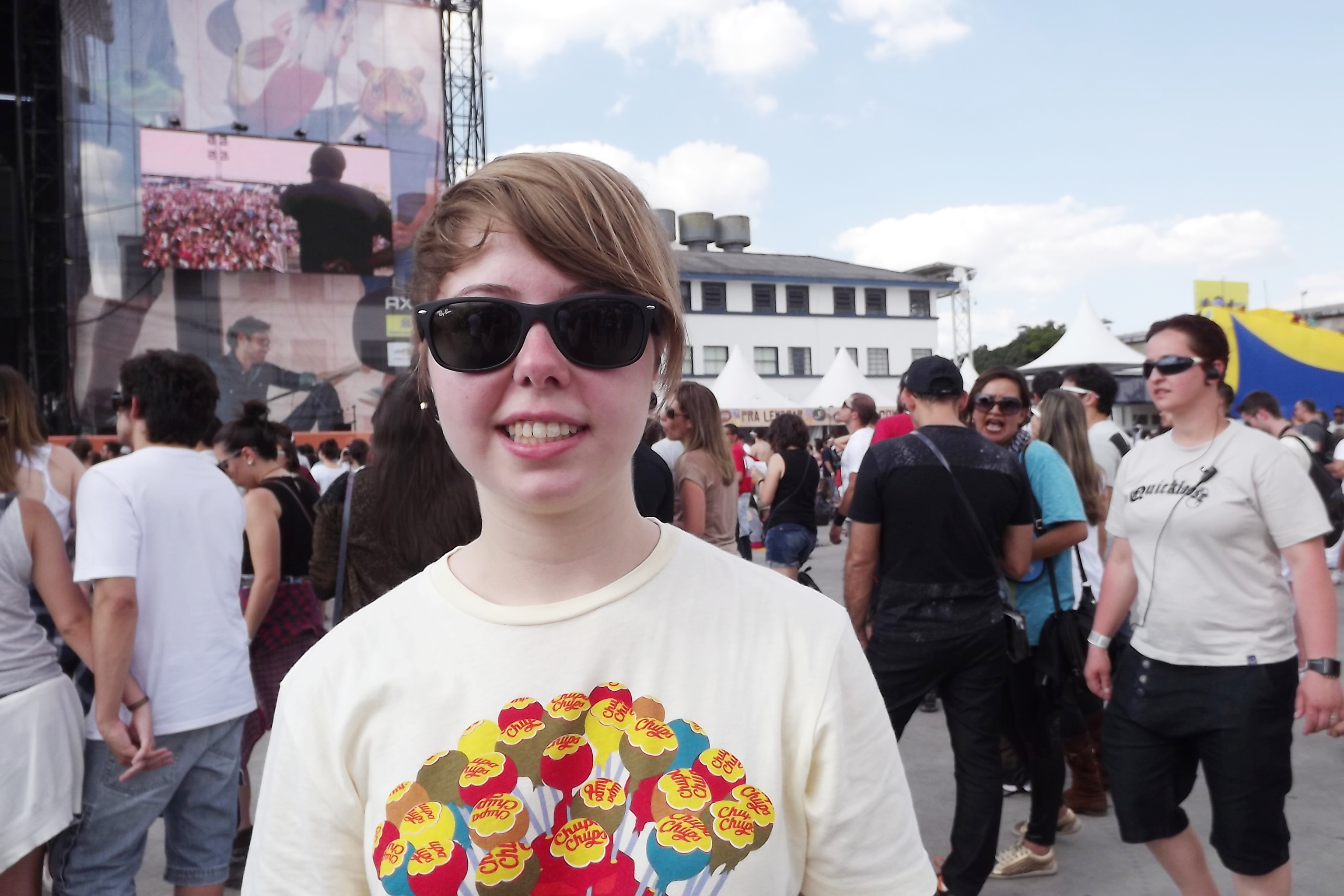 Eu acho legal a parte de que eu não dependo dos outros e posso ir aos shows que eu quero.  Durante os shows, o que importa é aproveitar os artistas e não os outros. - Isabela Freitas Tavares, 17 anos