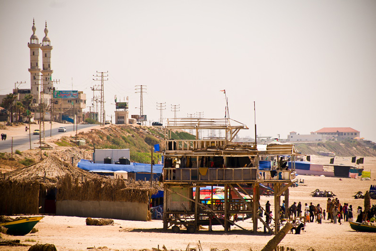 Imagens do filme God Went Surfing With The Devil, mostrando a vida dos surfistas na Faixa de Gaza