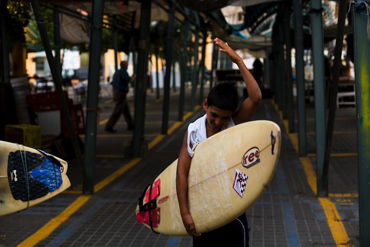 Imagens do filme God Went Surfing With The Devil, mostrando a vida dos surfistas na Faixa de Gaza