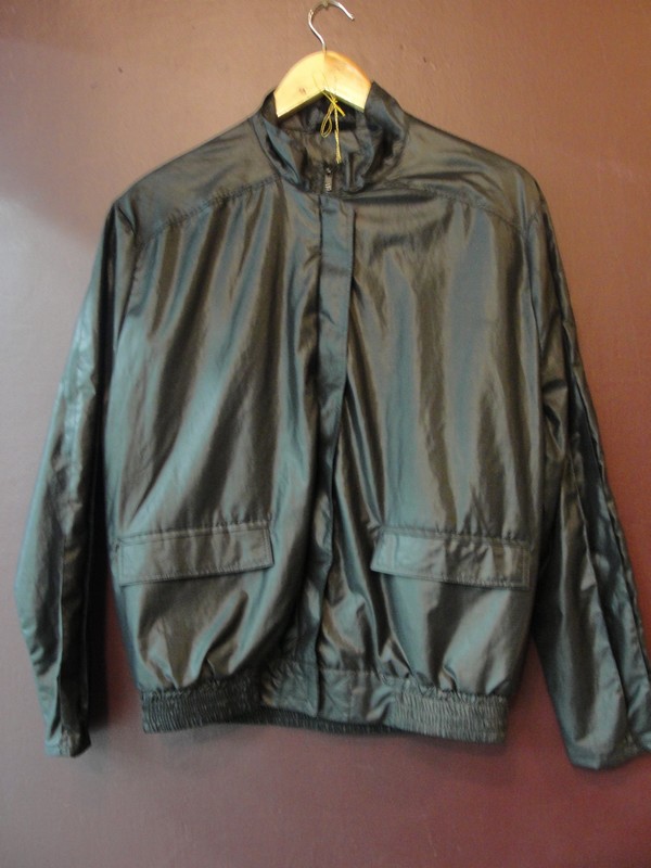 A jaqueta masculina - que também pode ser usada por mulheres - foi feita em cambraia gel. R$ 40