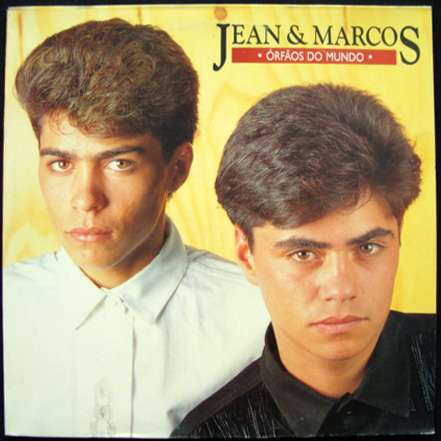 4 - Quando eu tinha 12 anos peguei o autógrafo da dupla sertaneja Jean e Marcos. Não me lembro de nenhuma música deles, mas ainda tenho o autógrafo guardado!
