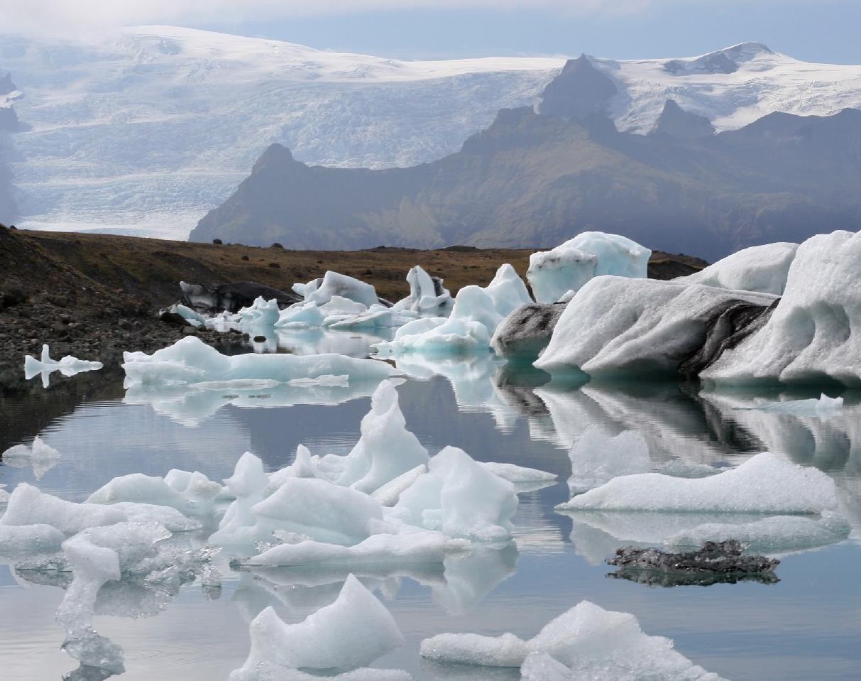 Detalhe do lago glacial Jökulsárlón na Islândia (25 votos)