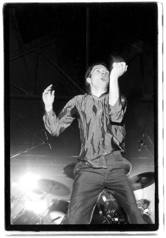 O cantor Ian Curtis durante show do Joy Division