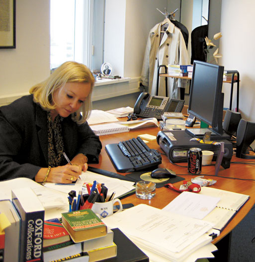 A juíza Sylvia Steiner despacha em seu gabinete; no canto da mesa, à esq., CDs de Ney Matogrosso e música celta para relaxar