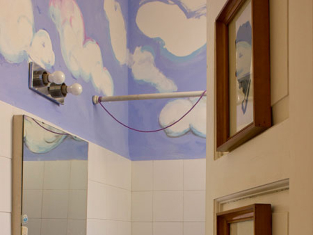 08. Se você prefere trabalhar com tinta, pode pintar um céu no seu banheiro – ou em qualquer outro lugar. Base azul, um stencil em forma de nuvem e spray branco dão conta do recado