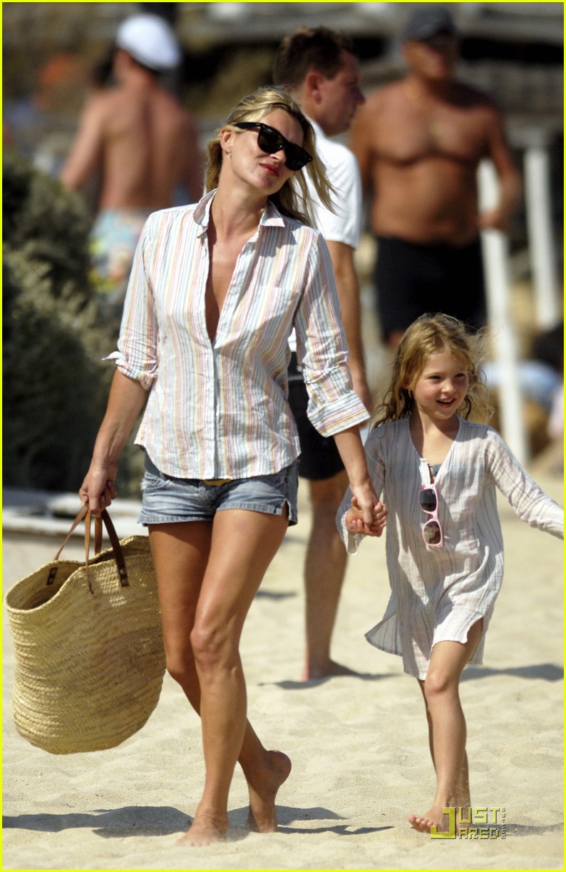 Camisa, short jeans e bolsa de palha:  Já faz tempo que Kate Moss dita moda com looks quase sempre simples. Nessa produção, Kate novamente apostou no básico e se deu bem. Reparem também nos óculos fofos da filha da modelo.