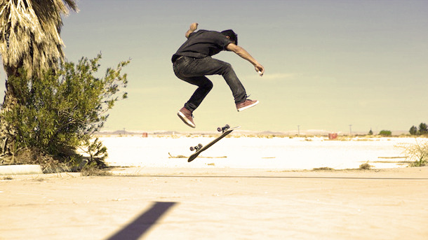 Cenas de Altered Route, filme que revive a memória do skate freestyle com sessão em parque aquático abandonado