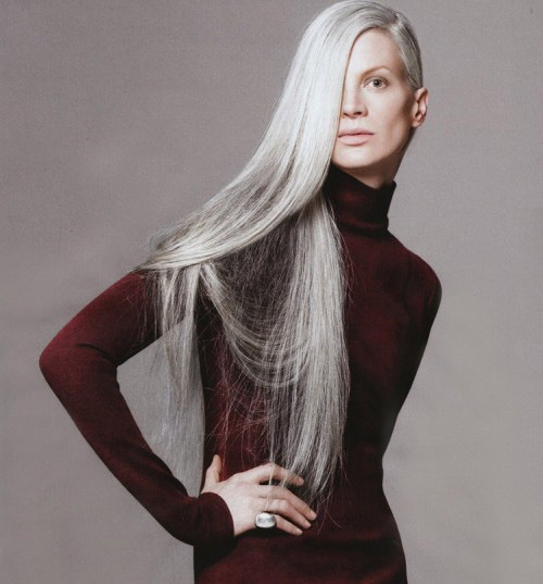A top model dos anos 90 Kristen McMenamy voltou às passarelas aos 46 anos ostentando um longo cabelo grisalho