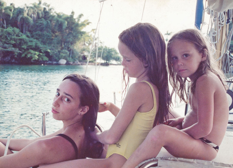 Com as irmãs por parte de pai, Alice e Anna: “Quando Alice nasceu eu já tinha 12 anos. Mesmo assim foi tanta alegria”