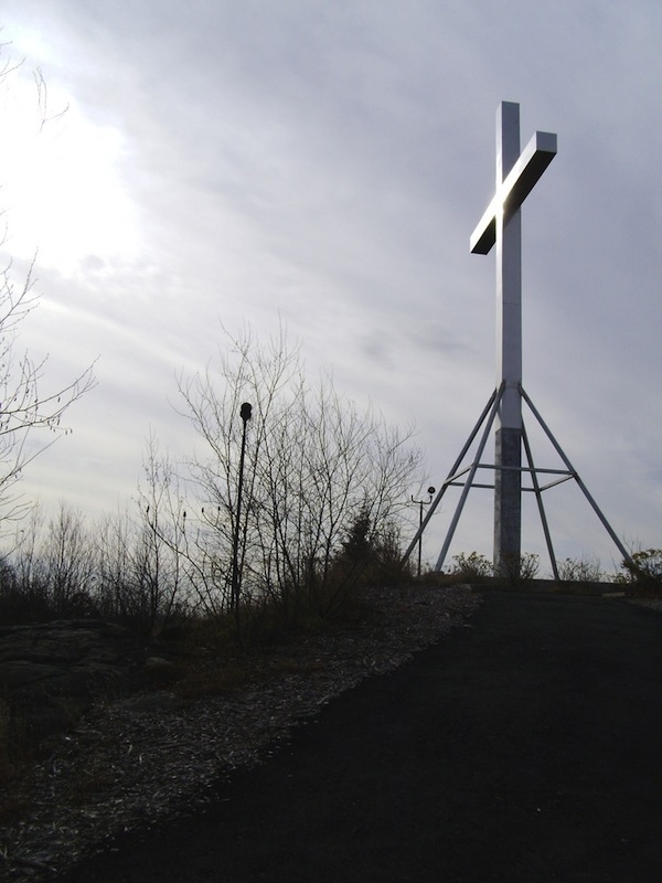 A cruz gigante no alto da colina onde está o parque