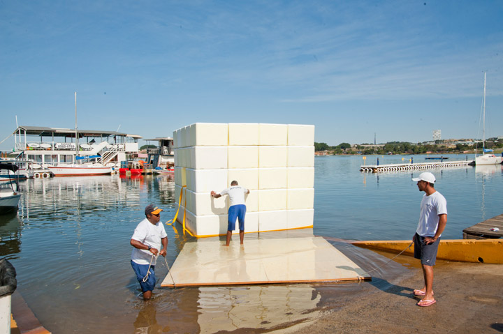 A primeira encarnação do OFNI em mostra no Lago Paranoá (Brasília, 2011)