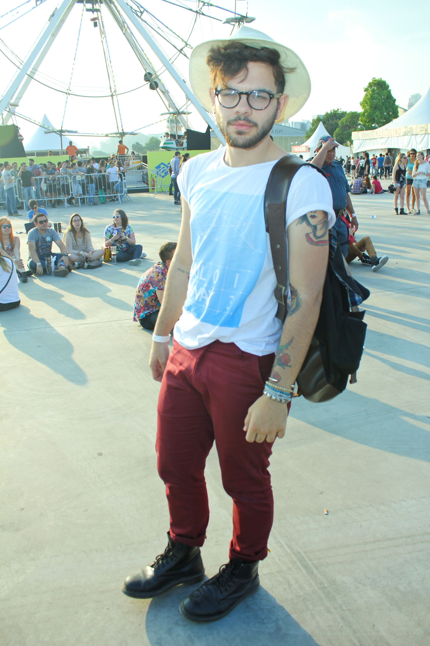 Leonardo Azevedo, 21, blogueiro de moda. “Sim, acho que existe essa diferença. Tem coisas que só ficam bem para homem. Depende da pessoa. Uso calça skinny feminina e às vezes camiseta, mas me incomodo de ficar um pouco feminino. Não combina com o que quero comunicar.”