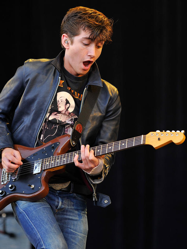 Alex Turner - Com o cabelo mais comprido e lambido no melhor estilo nerd ou em sua nova fase Elvis, Alex Turner não poderia ficar fora desta lista. Cool e talentoso, o vocalista do Arctic Monkeys está solteiro desde o término de seu namoro com a VJ Alexa Chung