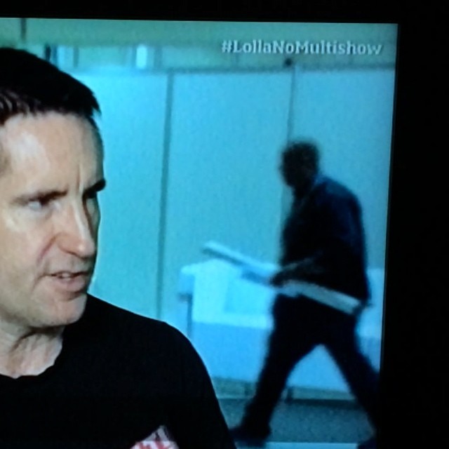 Trent Reznor descobrindo pela TV que teve 'photobomb' em sua entrevista