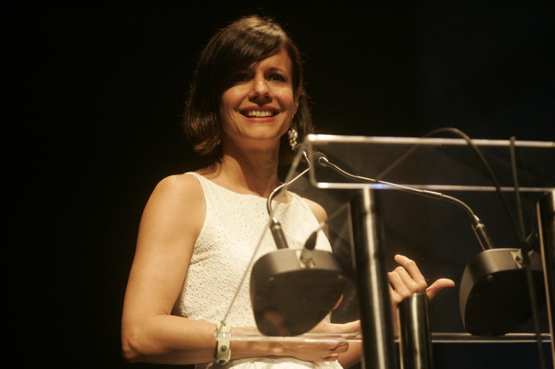 Lorena Calabria, que entregou o prêmio a Cristovão Tezza
