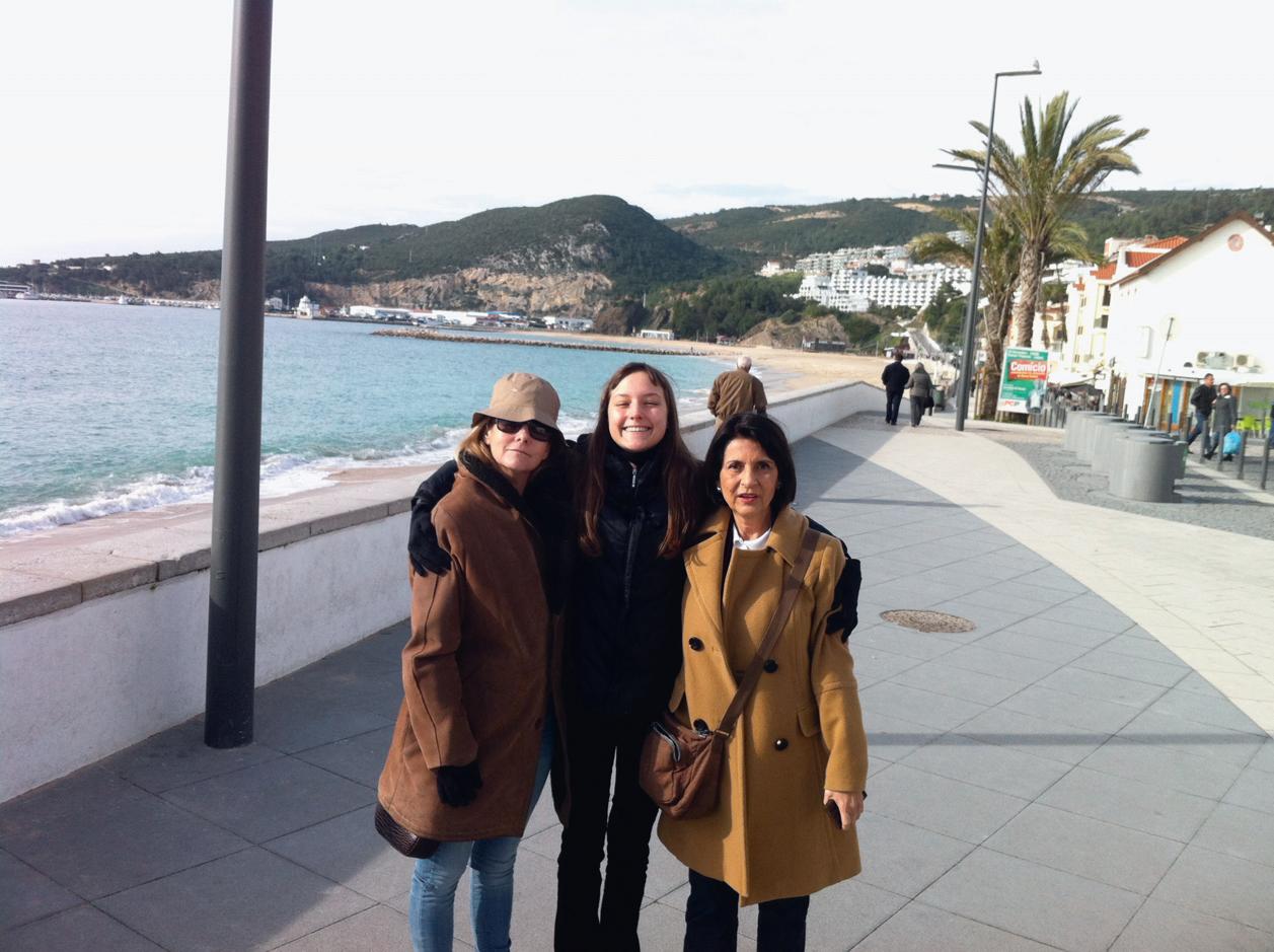 Em Portugal, com a mãe e a avó Heloísa